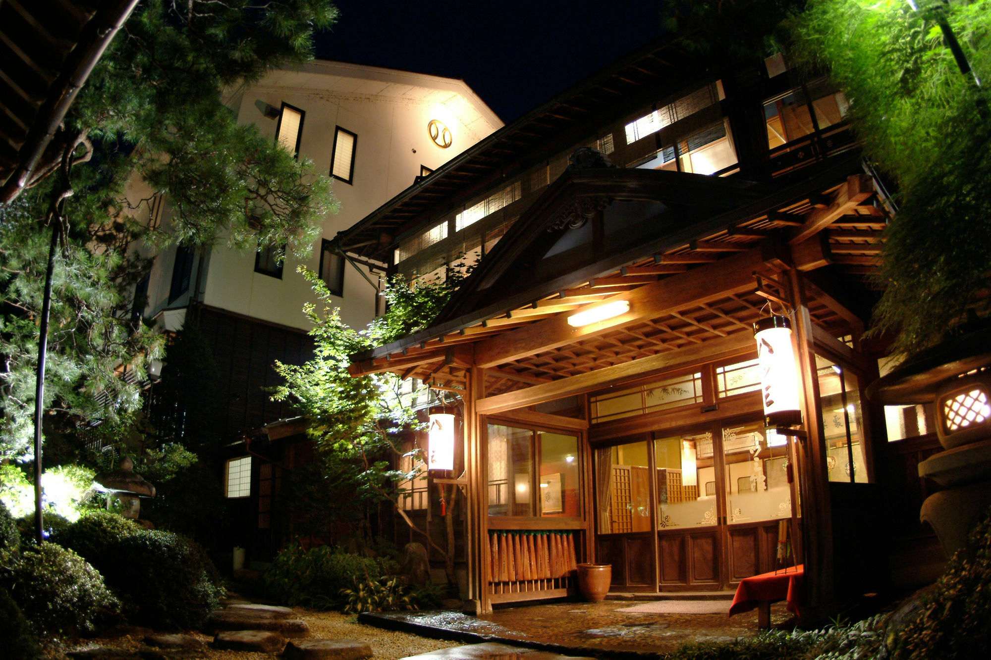 八ツ三館 旅館